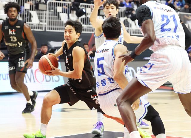 프로농구 6강 PO에서 허훈의 맹활약 속 1차전 패배 뒤 2연승을 거둔 수원 KT 소닉붐이 4차전 승리로 4강 PO에 오르겠다는 각오다.연합뉴스