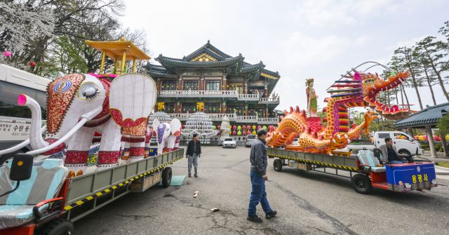 2025 수원연등축제를 이틀 앞둔 17일 오전 수원특례시 장안구 대한불교천태종 용광사에서 관계자들이 축제 때 사용할 대형 조형을 점검하고 있다. 2025 수원연등축제는 오는 19일 진행될 예정이다. 불교에서 연등은 불을 밝힘으로써 어두운 세계를 밝게 비춰주는 부처님의 공덕을 칭송하고 깨달음의 세계에 이르고자함에 있다고 한다. 윤원규기자