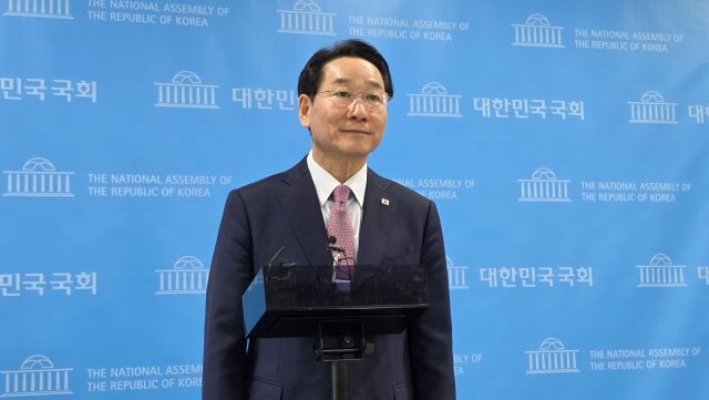 17일 국회 소통관에서 제21대 대통령 선거 국민의힘 경선 후보로 나선 유정복 인천시장이 청년세대를 위한 ‘글로벌 진출’ 정책 공약 발표를 마치고 백브리핑을 하고 있다. 장민재기자