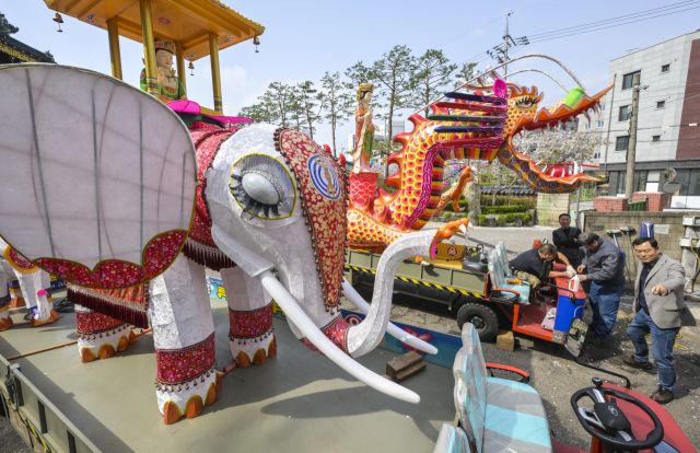 2025 수원연등축제를 이틀 앞둔 17일 오전 수원특례시 장안구 대한불교천태종 용광사에서 관계자들이 축제 때 사용할 대형 조형을 점검하고 있다. 2025 수원연등축제는 오는 19일 진행될 예정이다. 불교에서 연등은 불을 밝힘으로써 어두운 세계를 밝게 비춰주는 부처님의 공덕을 칭송하고 깨달음의 세계에 이르고자함에 있다고 한다. 윤원규기자