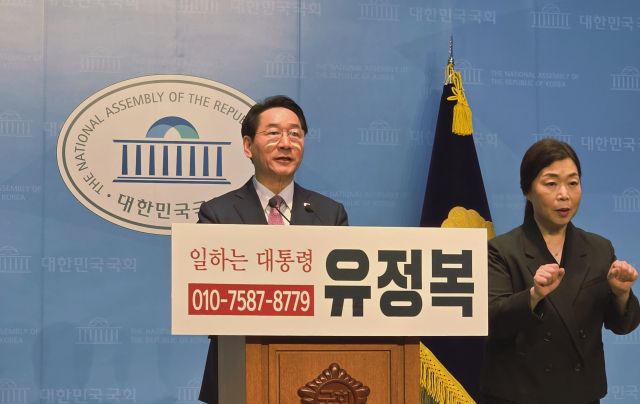 17일 국회 소통관에서 제21대 대통령 선거 국민의힘 경선 후보로 나선 유정복 인천시장이 청년세대를 위한 ‘글로벌 진출’ 정책 공약을 발표하고 있다. 장민재기자