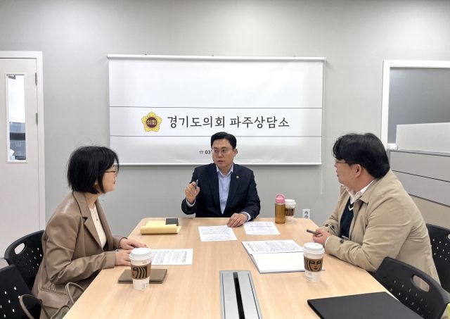 이용욱 경기도의원이 17일 파주상담소에서 파주교육지원청 관계자와 함께 파주고등학교 체육관 및 급식실 신축 사업을 점검하고 있다. 경기도의회 제공.