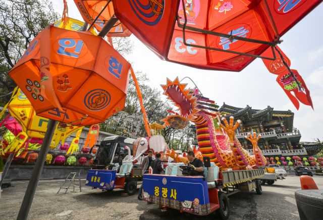 2025 수원연등축제를 이틀 앞둔 17일 오전 수원특례시 장안구 대한불교천태종 용광사에서 관계자들이 축제 때 사용할 대형 조형을 점검하고 있다. 2025 수원연등축제는 오는 19일 진행될 예정이다. 불교에서 연등은 불을 밝힘으로써 어두운 세계를 밝게 비춰주는 부처님의 공덕을 칭송하고 깨달음의 세계에 이르고자함에 있다고 한다. 윤원규기자
