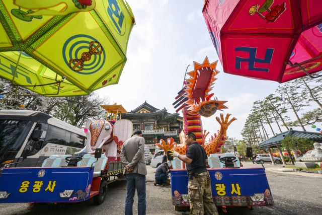 2025 수원연등축제를 이틀 앞둔 17일 오전 수원특례시 장안구 대한불교천태종 용광사에서 관계자들이 축제 때 사용할 대형 조형을 점검하고 있다. 2025 수원연등축제는 오는 19일 진행될 예정이다. 불교에서 연등은 불을 밝힘으로써 어두운 세계를 밝게 비춰주는 부처님의 공덕을 칭송하고 깨달음의 세계에 이르고자함에 있다고 한다. 윤원규기자