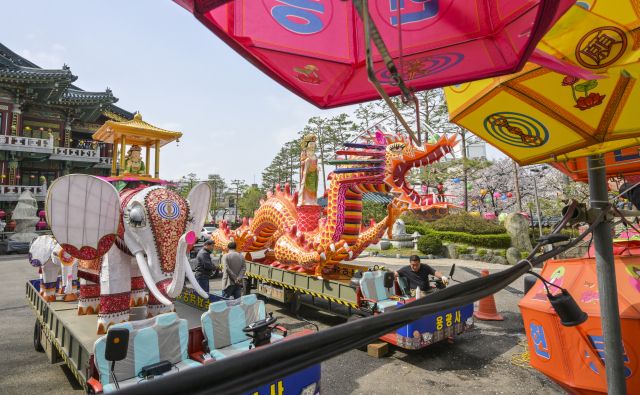 2025 수원연등축제를 이틀 앞둔 17일 오전 수원특례시 장안구 대한불교천태종 용광사에서 관계자들이 축제 때 사용할 대형 조형을 점검하고 있다. 2025 수원연등축제는 오는 19일 진행될 예정이다. 불교에서 연등은 불을 밝힘으로써 어두운 세계를 밝게 비춰주는 부처님의 공덕을 칭송하고 깨달음의 세계에 이르고자함에 있다고 한다. 윤원규기자