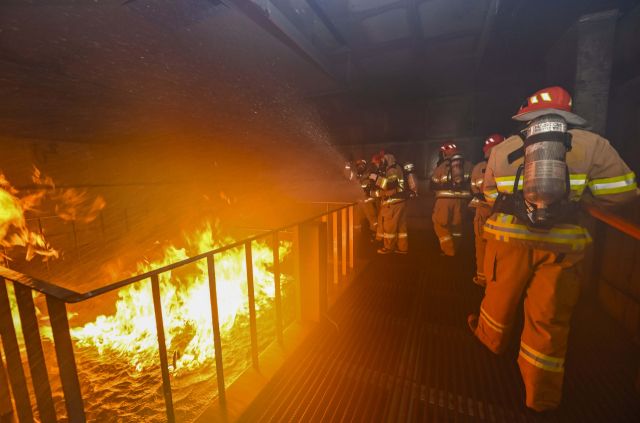17일 2함대 부대 내 손상통제훈련장에서 중부해경청 소속 함정근무자들이 소방훈련을 실시하고 있다. 해군2함대사령부 제공