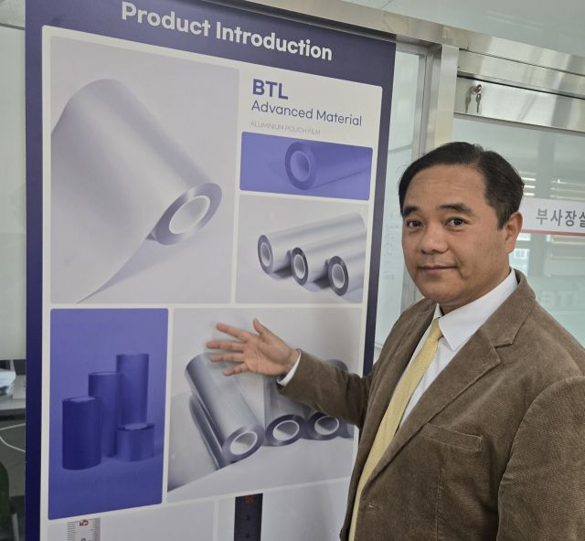 천상욱 에스비티엘첨단소재 대표가 초고성형, 초고내구성 파우치 필름 제품을 소개하고 있다. 에스비티엘첨단소재