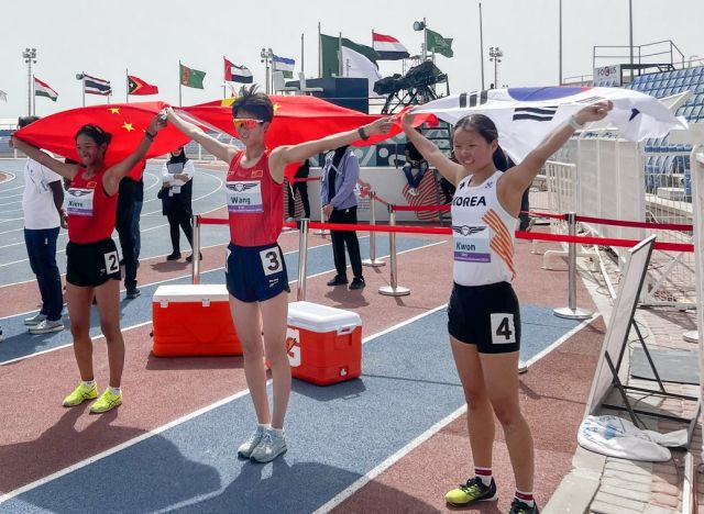 18세 이하(U-18) 아시아육상선수권 여자 5천m 경보서 동메달을 획득한 권서린(오른쪽)이 태극기를 펼쳐들고 1·2위를 한 중국 선수들과 세리머니를 펼치고 있다.연합뉴스