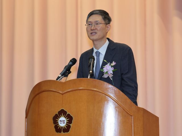 문형배 헌법재판소장 권한대행이 18일 퇴임했다. 사진은 자신의 퇴임식에 참석해 퇴임사를 전달하는 문 대행. 연합뉴스