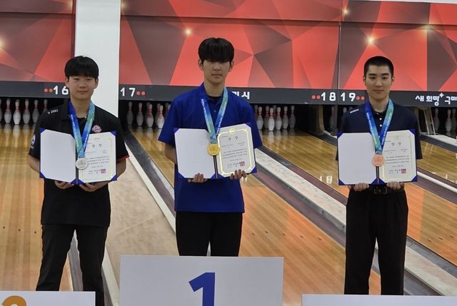 남고부 마스터즈서 우승한 김우진(가운데)이 시상식 후 기념촬영을 하고 있다.평촌고 제공