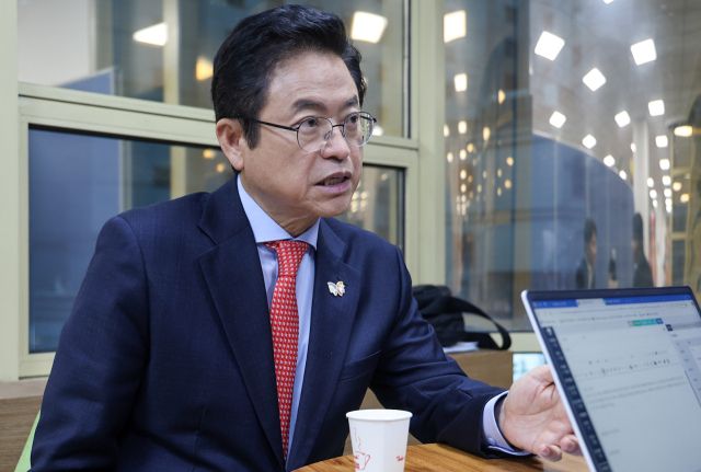 국민의힘 이철우 경선 후보가 18일 경기일보와 단독 인터뷰를 하고 있다. 이 후보측 제공