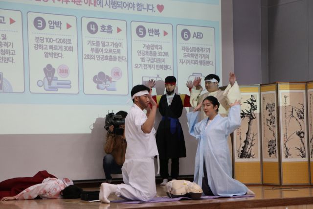 채러티크리스천스쿨 학생들이 춘향전을 각색한 응급처치를 시연하고 있다. 양주소방서 제공