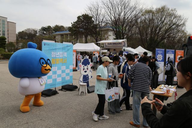 대진대 취업 서포터즈들이 청년정책활용백서 카페 드림즈 이벤트를 진행하고 있다. 대진대 제공