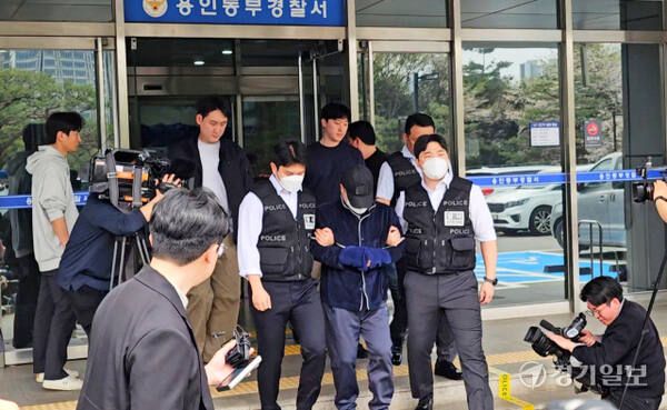 지난 17일 오후 일가족 5명 살해 혐의를 받는 A씨가 용인동부경찰서를 빠져나와 호송차량으로 이동하고 있다. 송상호기자