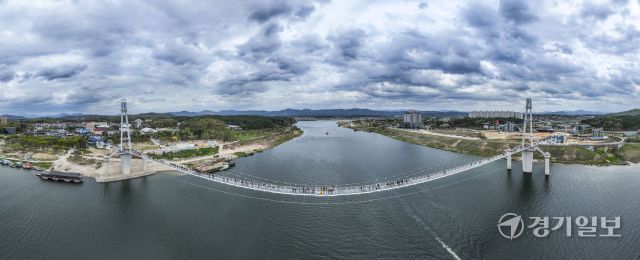 여주 남한강 출렁다리 임시개방이 진행된 19일 오후 출렁다리를 찾은 시민들이 남한강 풍경을 즐기고 있다. 내달 1일 여주도자기 축제 개막일 맞춰 정식 개통하는 남한강 출렁다리는 신륵사관광지와 금은모래관광지구를 잇는 길이 515ｍ, 폭 2.5ｍ의 보도 현수교로 성인 1천2백명이 동시에 통행 가능하다. 윤원규기자