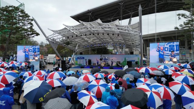 ‘움파 밴드페스티벌’이 열린 수원월드컵구장 중앙광장에서 공연에 나선 밴드와 시민들이 즐거운 시간을 보내고 있다.경기도수원월드컵재단 제공
