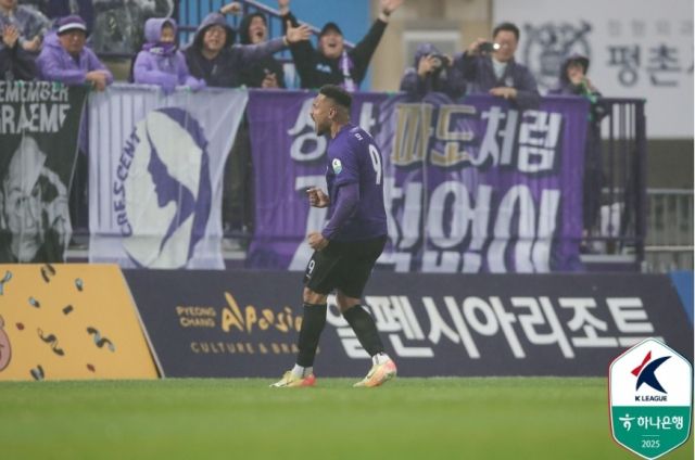 19일 안양종합운동장에서 열린 수원FC와의 홈 경기서 후반 결승골을 뽑은 FC안양 모따가 득점 후 포효하고 있다.한국프로축구연맹 제공