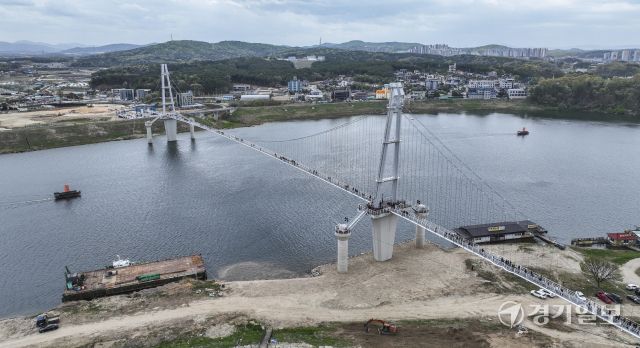 여주 남한강 출렁다리 임시개방이 진행된 19일 오후 출렁다리를 찾은 시민들이 남한강 풍경을 즐기고 있다. 내달 1일 여주도자기 축제 개막일 맞춰 정식 개통하는 남한강 출렁다리는 신륵사관광지와 금은모래관광지구를 잇는 길이 515ｍ, 폭 2.5ｍ의 보도 현수교로 성인 1천2백명이 동시에 통행 가능하다. 윤원규기자