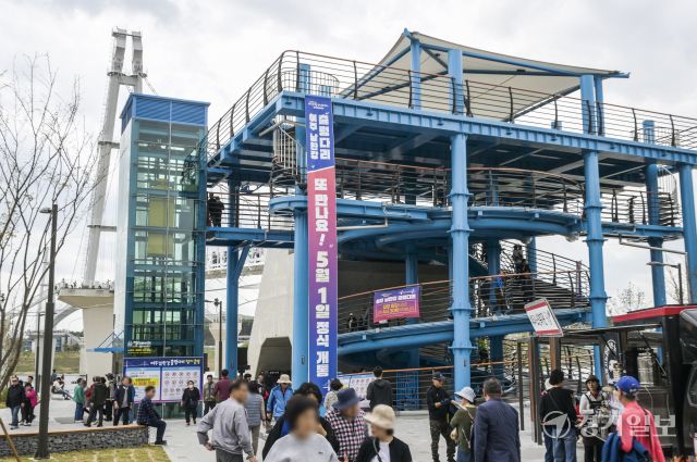 여주 남한강 출렁다리 임시개방이 진행된 19일 오후 출렁다리를 찾은 시민들이 남한강 풍경을 즐기고 있다. 내달 1일 여주도자기 축제 개막일 맞춰 정식 개통하는 남한강 출렁다리는 신륵사관광지와 금은모래관광지구를 잇는 길이 515ｍ, 폭 2.5ｍ의 보도 현수교로 성인 1천2백명이 동시에 통행 가능하다. 윤원규기자