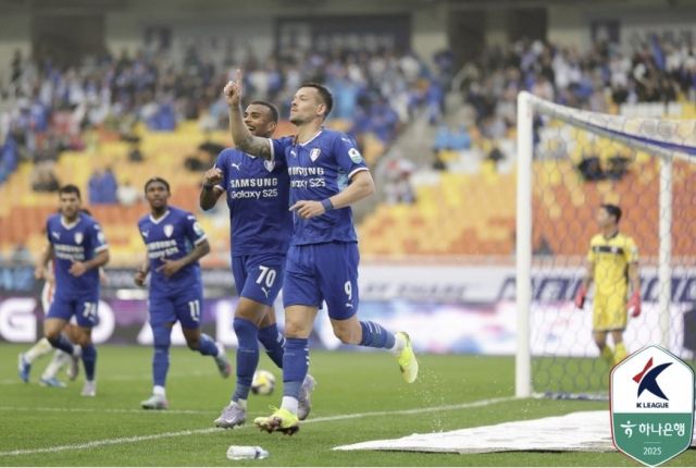 19일 화성FC와의 K리그2 8라운드서 전반 선제골을 기록한 수원 일류첸코(오른쪽)가 동료들과 기뻐하고 있다.한국프로축구연맹 제공