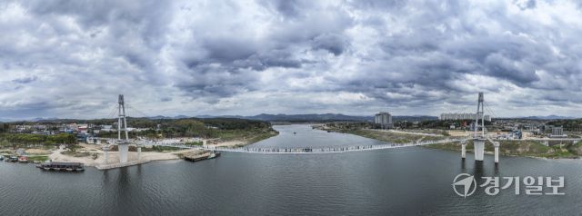 여주 남한강 출렁다리 임시개방이 진행된 19일 오후 출렁다리를 찾은 시민들이 남한강 풍경을 즐기고 있다. 내달 1일 여주도자기 축제 개막일 맞춰 정식 개통하는 남한강 출렁다리는 신륵사관광지와 금은모래관광지구를 잇는 길이 515ｍ, 폭 2.5ｍ의 보도 현수교로 성인 1천2백명이 동시에 통행 가능하다. 윤원규기자