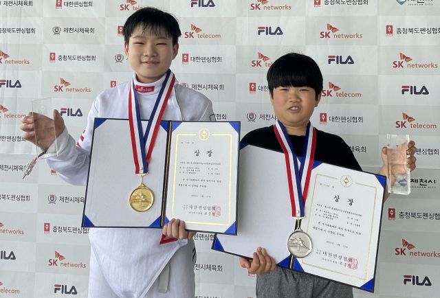회장배 전국종별펜싱선수권 남초부 에페 5·6학년부서 우승한 이유준(왼쪽)과 3·4학년부 2위 이정원.K1펜싱클럽 제공