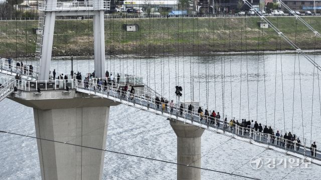 여주 남한강 출렁다리 임시개방이 진행된 19일 오후 출렁다리를 찾은 시민들이 남한강 풍경을 즐기고 있다. 내달 1일 여주도자기 축제 개막일 맞춰 정식 개통하는 남한강 출렁다리는 신륵사관광지와 금은모래관광지구를 잇는 길이 515ｍ, 폭 2.5ｍ의 보도 현수교로 성인 1천2백명이 동시에 통행 가능하다. 윤원규기자