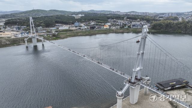 여주 남한강 출렁다리 임시개방이 진행된 19일 오후 출렁다리를 찾은 시민들이 남한강 풍경을 즐기고 있다. 내달 1일 여주도자기 축제 개막일 맞춰 정식 개통하는 남한강 출렁다리는 신륵사관광지와 금은모래관광지구를 잇는 길이 515ｍ, 폭 2.5ｍ의 보도 현수교로 성인 1천2백명이 동시에 통행 가능하다. 윤원규기자