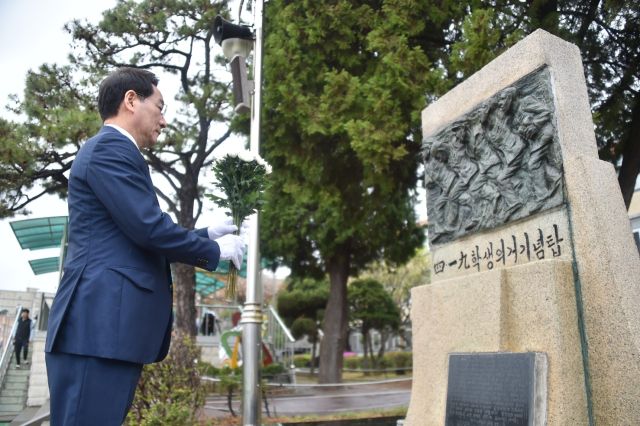 19일 오전 인천기계공업고등학교에 있는 ‘4‧19 학생의거기념탑’에서 유정복 인천시장이 국민의힘 제21대 대통령 선거 경선 토론회에 앞서 헌화·참배하고 있다. 캠프 제공