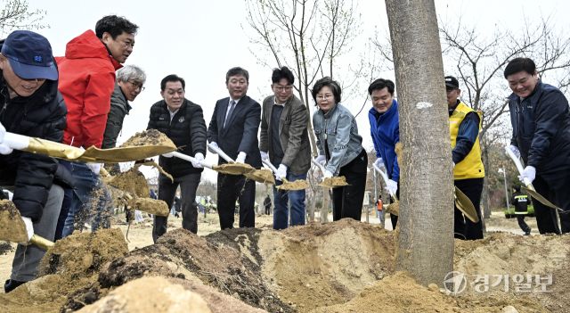 수원시, 식목일 기념 나무심기 [포토뉴스]