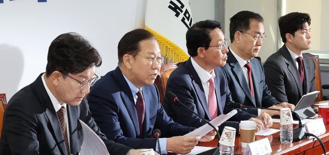 국민의힘 권영세 비상대책위원장(왼쪽 두번째)이 지난달 31일 국회에서 열린 비상대책위원 회의에서 발언하고 있다. 연합뉴스