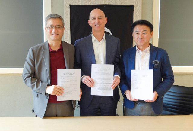 1일(현지시간) 미국 샌프란시스코 미네르바대학교 본부에서 열린 ‘글로벌 교육 및 혁신 생태계 구축을 위한 업무협약식’에서 김동근 의정부시장(오른쪽)이 마이크 매기 미네르바대학교 총장 등과 기념촬영을 하고 있다. 의정부시 제공