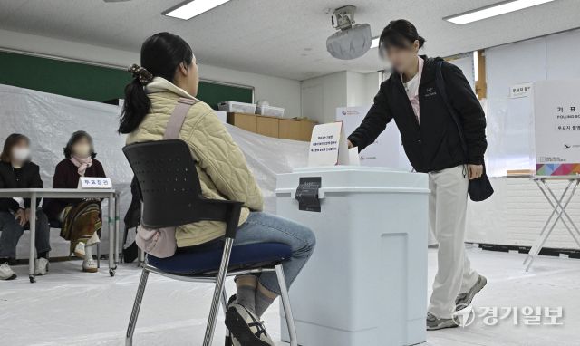 경기도의원 재보궐 선거일, 저조한 투표율 [포토뉴스]