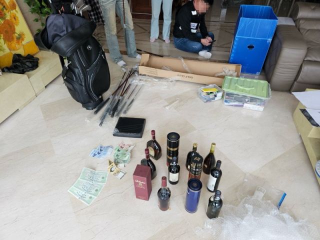 포천시 세정과 직원이 공액 지방세 체납자의 물품과 현금을 압수한 뒤 분류하고 있다. 포천시 제공