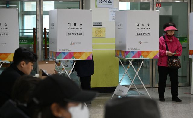 4·2 인천 강화군 시·군의원 보궐 선거 투표일인 2일 인천 강화군 제5투표소가 마련된 강화여자중학교에서 유권자가 투표하고 있다.조병석기자