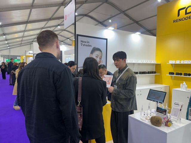 이탈리아 볼로냐 코스모프로프 뷰티 박람회 2025(Cosmoprof Worldwide Bologna 2025)에 참가한 인하대 GTEP 사업단 소속 학생들이 수출 상담 지원, 홍보 등을 벌이고 있다. 인하대 제공