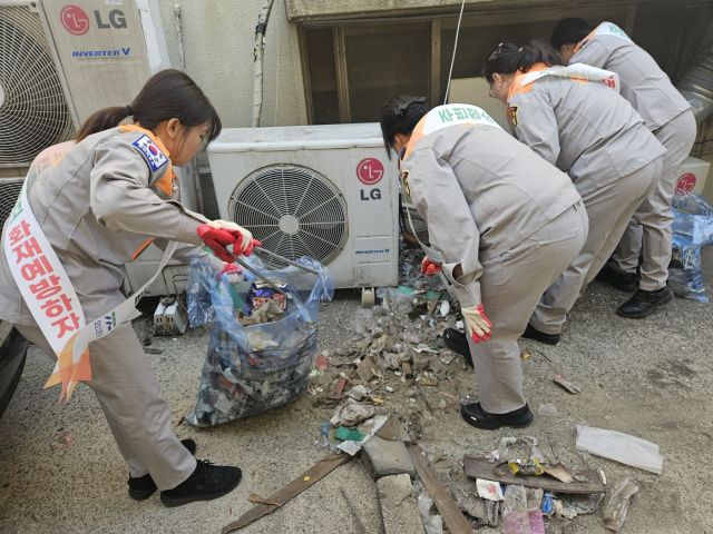 화성소방서가 의용소방대와 지난 1일 안전환경의 날을 맞아 쓰레기 화재 예방 캠페인을 진행했다. 화성소방서 제공