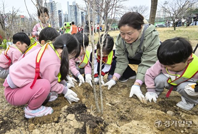 수원시, 식목일 기념 나무심기 [포토뉴스]
