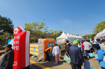 인천시가 운영하는 ‘재난 안전 체험부스'에서 시민들이 활동하고 있다. 시 제공