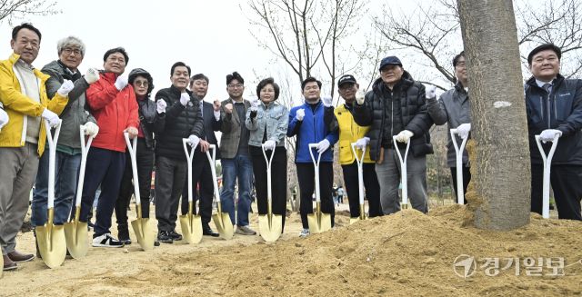 수원시, 식목일 기념 나무심기 [포토뉴스]