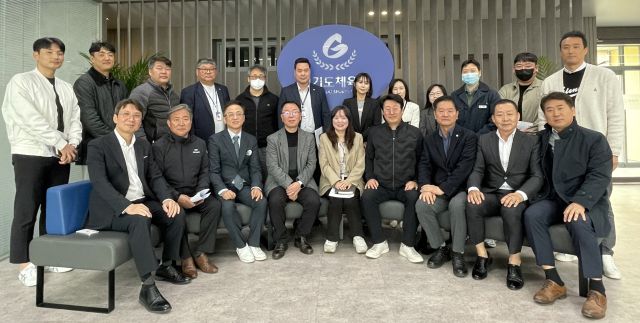 2일 의정부 도체육회 북부지원센터 회의실에서 열린 ‘2025년도 경기도체육회 북부지원센터 사업설명회’ 후 김택수 도체육회 사무처을 비롯한 시·군체육회 관계자들이 기념촬영을 하고 있다.경기도체육회 제공