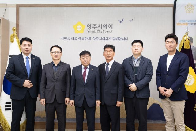 윤창철 양주시의회 의장이 한상민 결산검사 대표위원을 비롯한 결산검사 위원들과 함께 기념촬영을 하고 있다. 왼쪽부터 한상민 대표위원, 박건국 위원, 윤창철 의장, 백운찬 위원, 권태희 위원, 이현호 위원. 양주시의회 제공