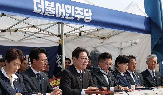 더불어민주당 이재명 대표가 2일 종로구 광화문 천막당사에서 열린 최고위원회의에서 발언하고 있다. 연합뉴스