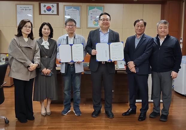 송영준 주민자치위원장 이종복 인덕원동장 김태훈 인덕원중학교장(왼쪽 세번째부터). 안양시 제공.