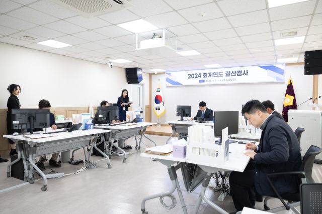 한상민 결산검사 대표위원을 비롯한 결산검사 위원들이 결산검사를 하고 있다. 양주시의회 제공