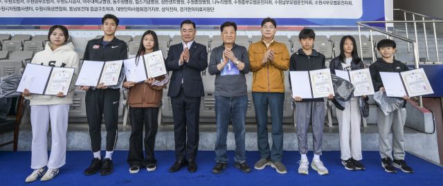 제23회 경기마라톤대회 꿈나무 장학금 시상식 후 신항철 경기일보 대표이사 회장(왼쪽 다섯 번째)과 전재범 경기도육상연맹 회장(네 번째)이 장학금 수혜자들과 기념촬영을 하고 있다. 윤원규기자