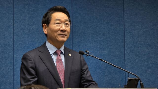 제21대 대통령 선거에 국민의힘 후보로 출마한 유정복 인천시장이 20일 인천시청 브리핑룸에서 기자회견을 열고 “위기에 처한 대한민국을 구하기 위해 인천 등 수도권이 앞장서야 한다”고 강조하고 있다. 장민재기자