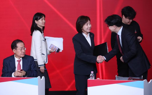 20일 열린 국민의힘 제21대 대통령 후보자 1차 경선 조별 토론회에서 B조 후보인 나경원-한동훈 후보가 인사하고 있다. 왼쪽에는 홍준표 후보가 앉아 있다. 연합뉴스