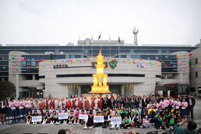 부처님 오신 날을 맞아 남양주시청 광장에는 다음달 13일까지 봉축탑과 연등이 설치된다. 남양주시청 제공