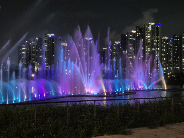 인천 청라호수공원 음악분수. 인천시설공단 제공